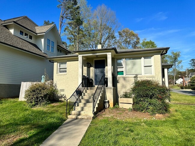 Building Photo - Charming Two Bedroom Duplex in Commonwealth Park!