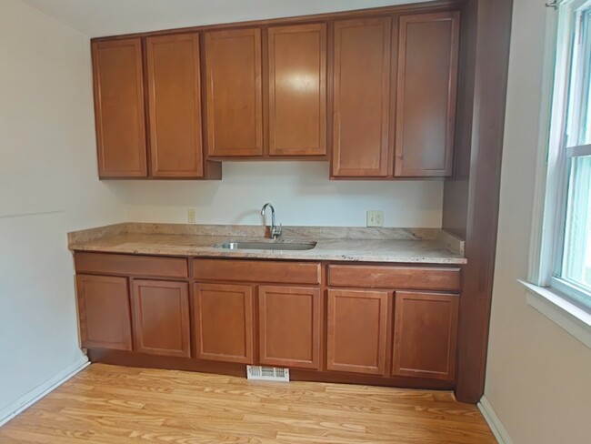 Building Photo - "1-Bedroom Haven in Warren: Cozy 700 sq ft...