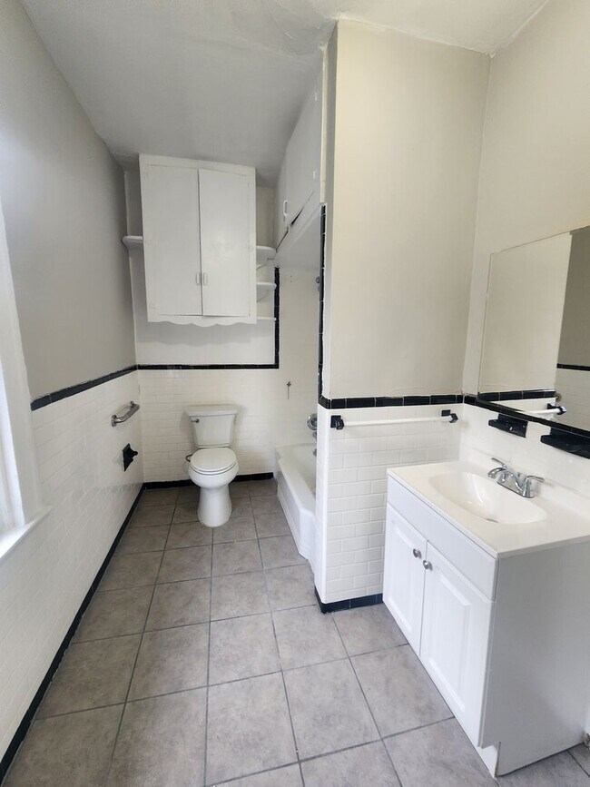 Building Photo - Spacious 7 Bedroom in West Baltimore