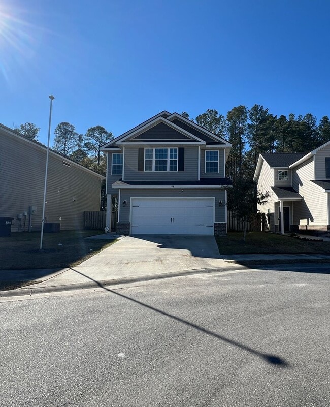 Building Photo - AVAILABLE EARLY APRIL 2026! (Pet Friendly)