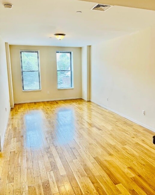 Building Photo - 143 Main St