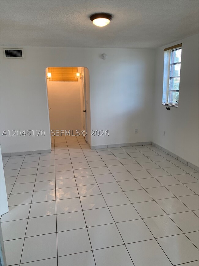 Building Photo - 2861 Leonard Dr