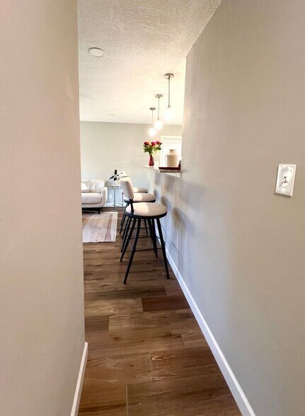 Building Photo - 908 Serf Ct