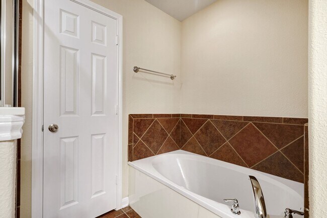 Building Photo - Beautiful 3 Bedroom 2 1/2 in trophy ridge
