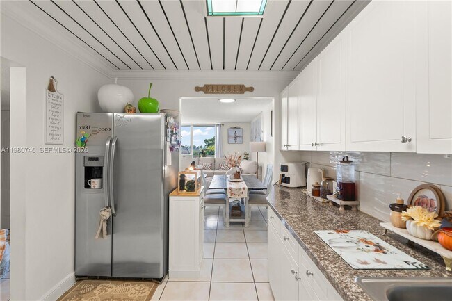 Building Photo - 10000 NW 80th Ct