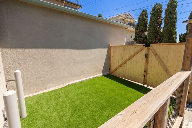 Building Photo - Contemporary 3 Bedroom/2 Bath Home With Oc...