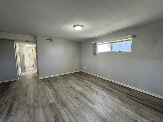 Building Photo - 398 W Ash Dr