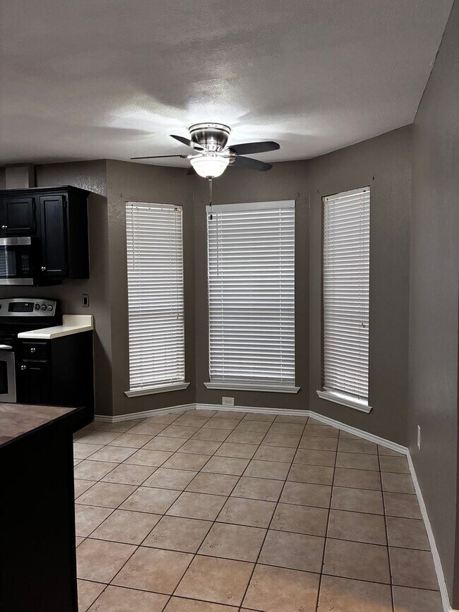 Building Photo - 2112 Pin Oak Rd