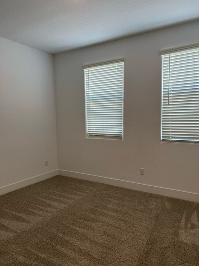 Building Photo - Beautiful Newer 3 Bedrooms 2.5 Baths Home with SOLAR!!!