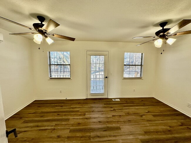 Building Photo - 1242 SW Elm Tree Rd