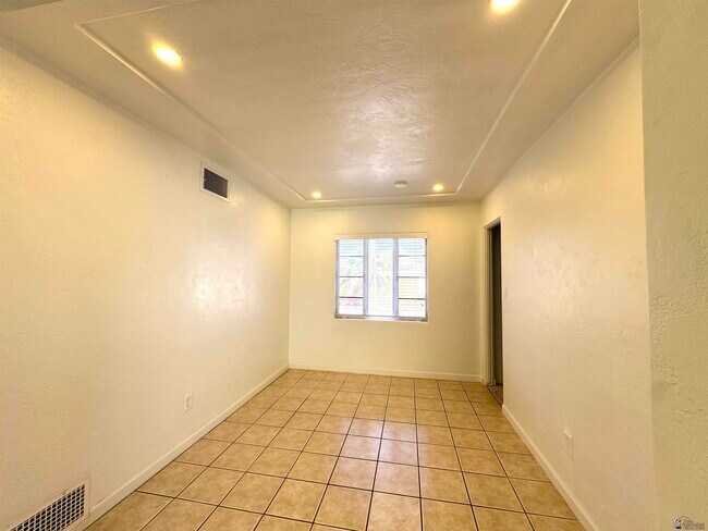 Building Photo - 652 S 9th Ave