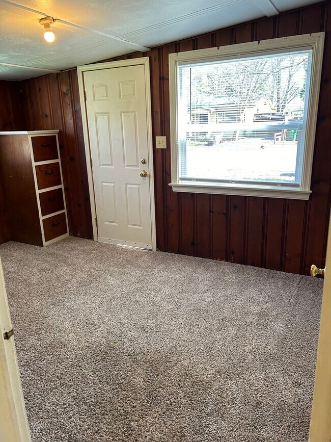 Building Photo - 3 Bedroom on large corner lot!
