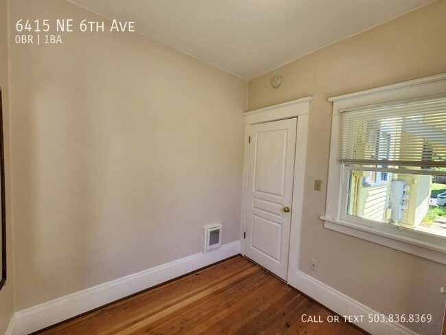 Building Photo - Lovely Studio Apartment Available in Woodlawn