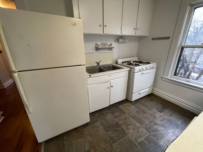 Building Photo - 802-806 Cedar