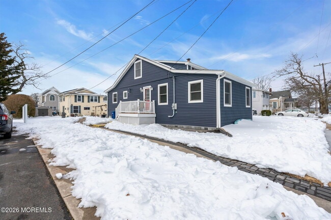 Building Photo - 1208 Pine Tree Way