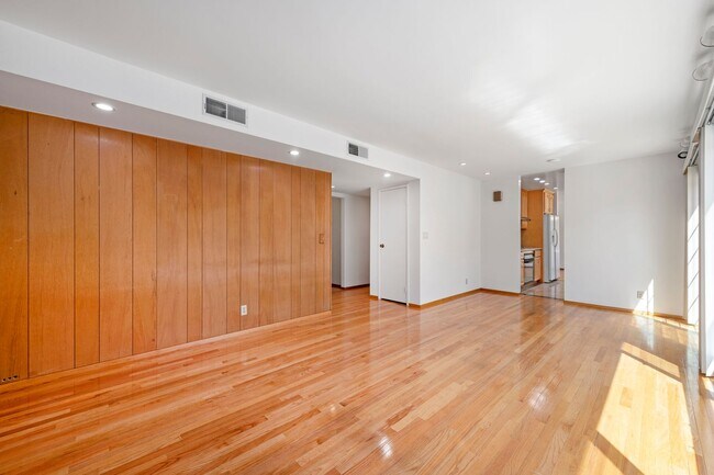 Building Photo - 5 bed/2.5 bath single family home in W. Sa...