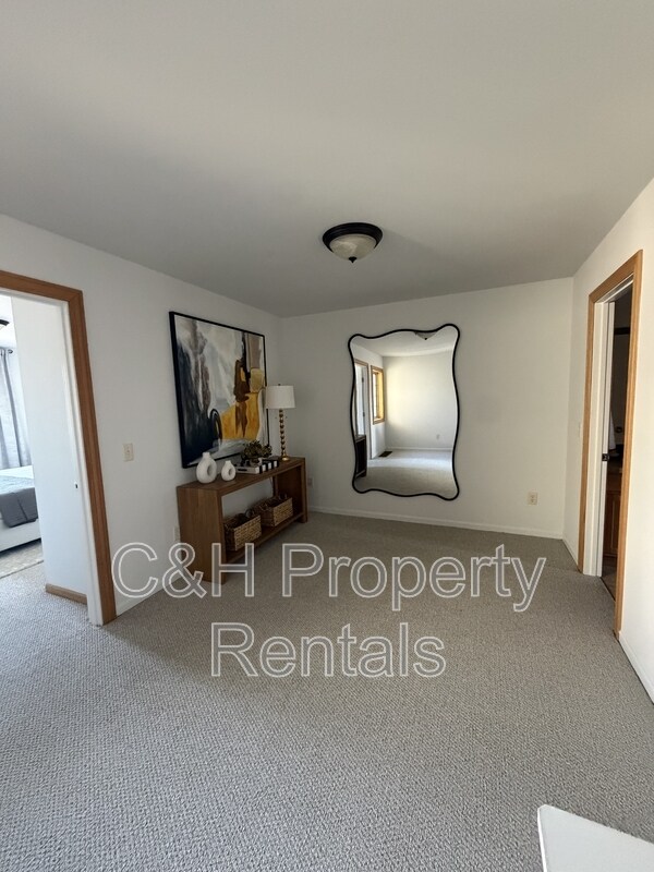 Building Photo - 574 Killarney St