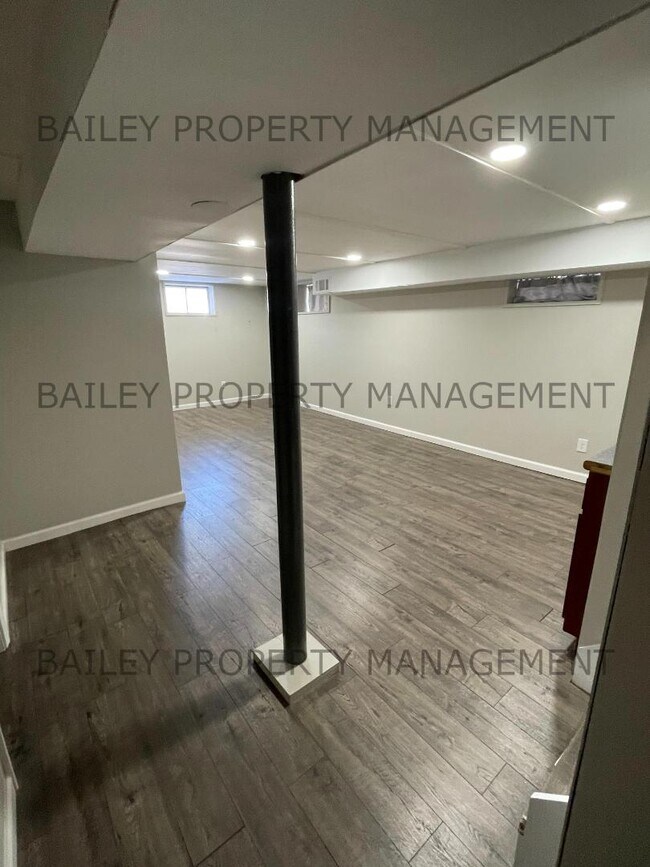 Building Photo - 1661 Richmond Dr
