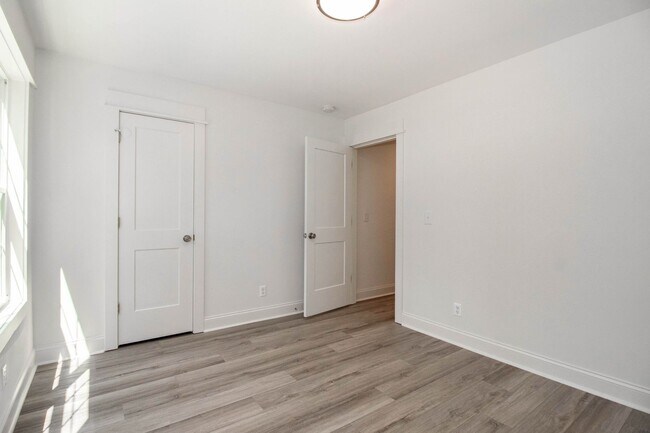 Building Photo - Lux Three Bedroom Townhouse in Sherrills Ford