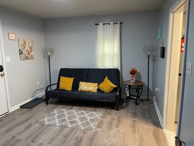 Building Photo - Spacious 1 Bedroom & den, 1 bath in Brandy...