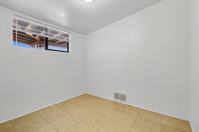 Building Photo - 1662 N Beverly Ave