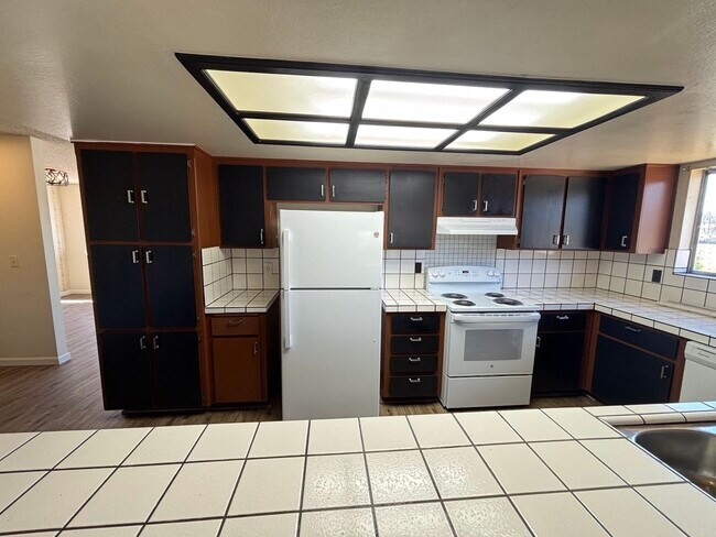 Building Photo - Spacious property with views!