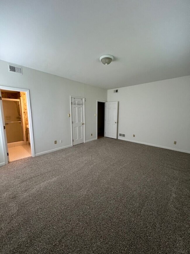 Building Photo - 3 Bedroom/ 2 bath Condo in Fountain Manor
