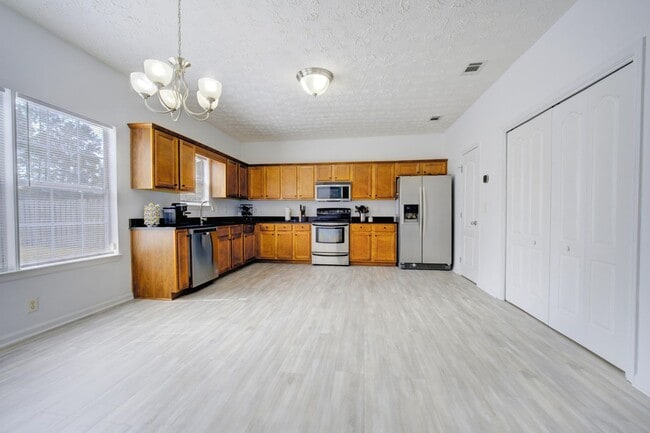 Building Photo - 3 Bedroom with a Fabulous Florida Room in ...