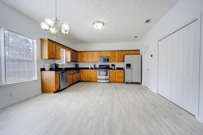 Building Photo - 3 Bedroom with a Fabulous Florida Room in Crestview!