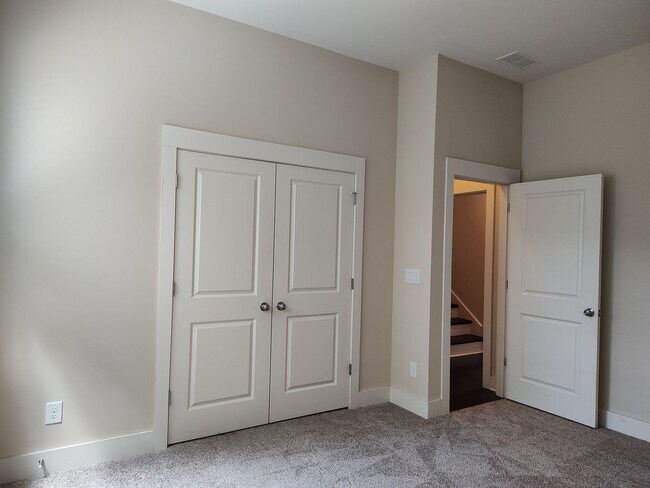 Building Photo - Move-In Ready Townhome located in the Stee...