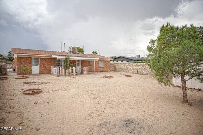 Building Photo - 8548 Arboleda Dr