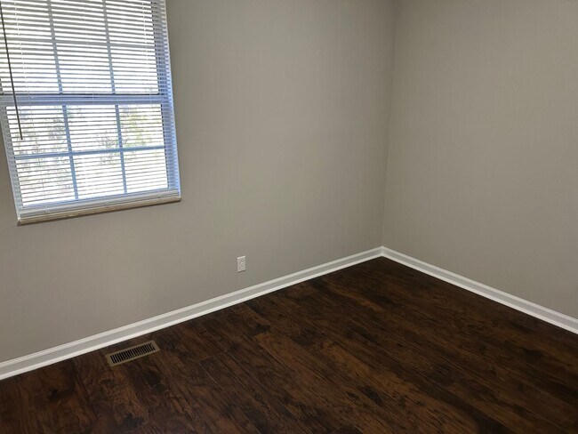 Building Photo - Large two-story colonial style home, Antioch