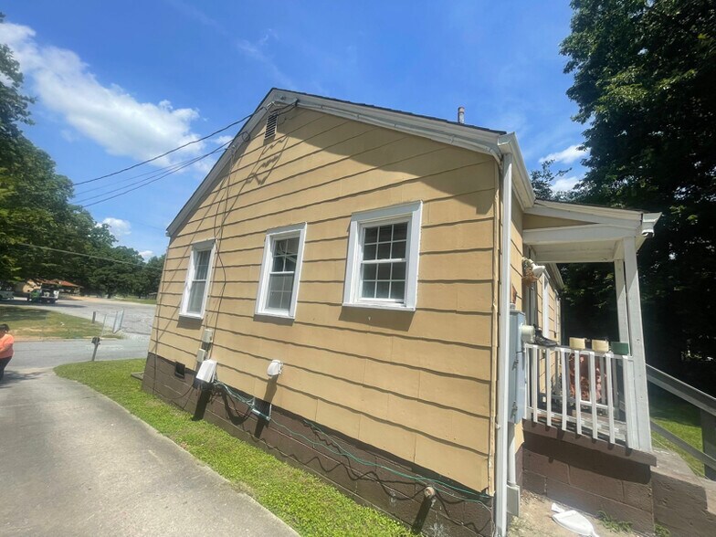 Building Photo - 1009 Duke St