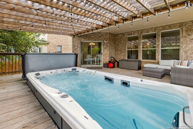 Building Photo - Charming Home Awaits: Spacious & Modern Li...