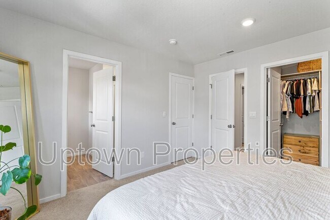 Building Photo - 876 N 18th Ave