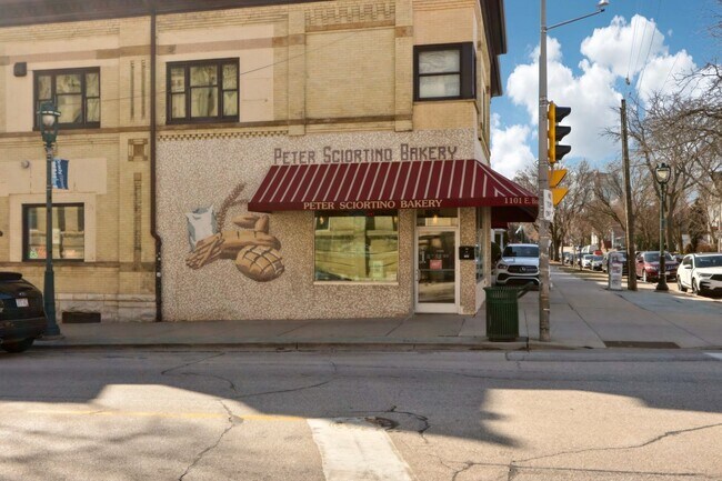 Building Photo - Charming 1 bed plus den/office!