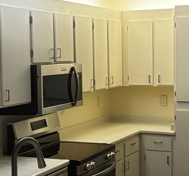 Building Photo - 5064 Foothills Dr