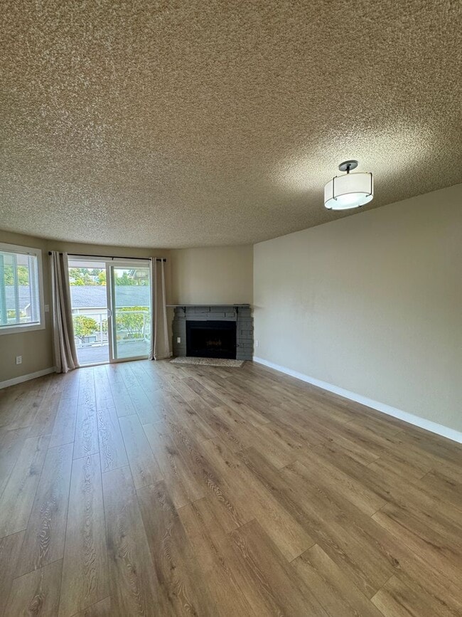 Building Photo - Downtown Poulsbo water view condo...comple...