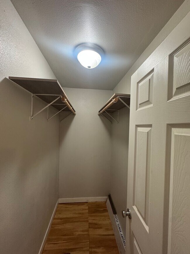 Building Photo - 3 BED 2 BATH IN REDDING