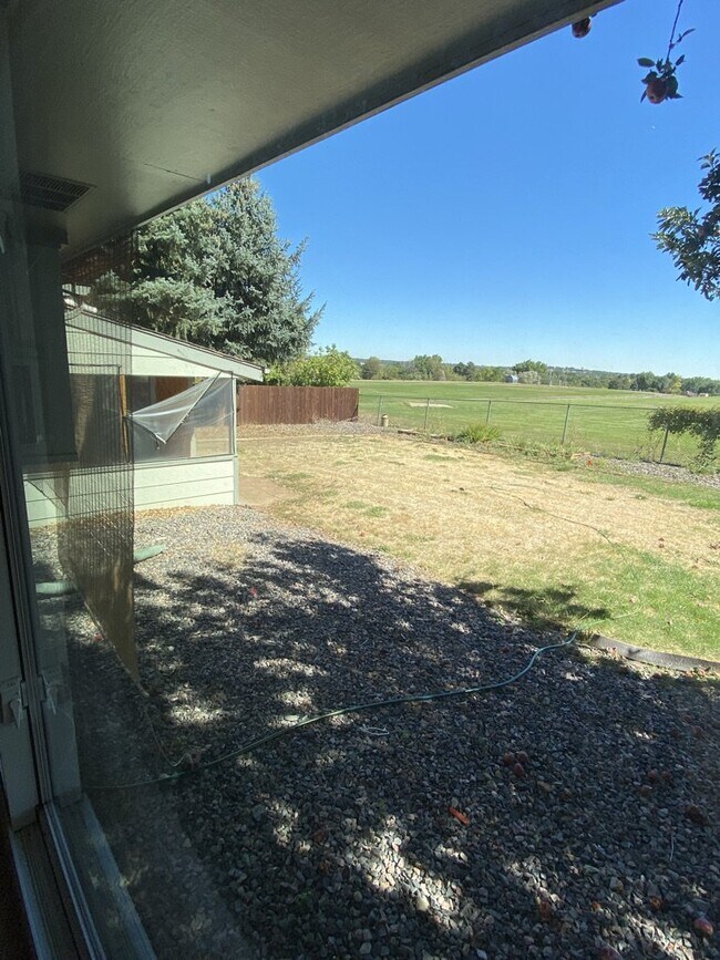 Building Photo - AVAILABLE IMMEDIATELY! Five bedroom house ...