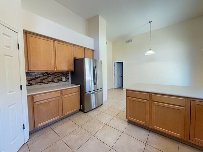 Building Photo - Available Now-3 bdrm/2 bath large open con...