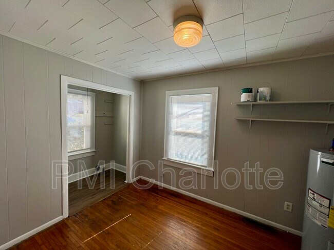 Building Photo - 2722 Eastway Dr