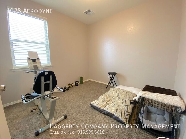 Building Photo - 1028 Aerodyne-