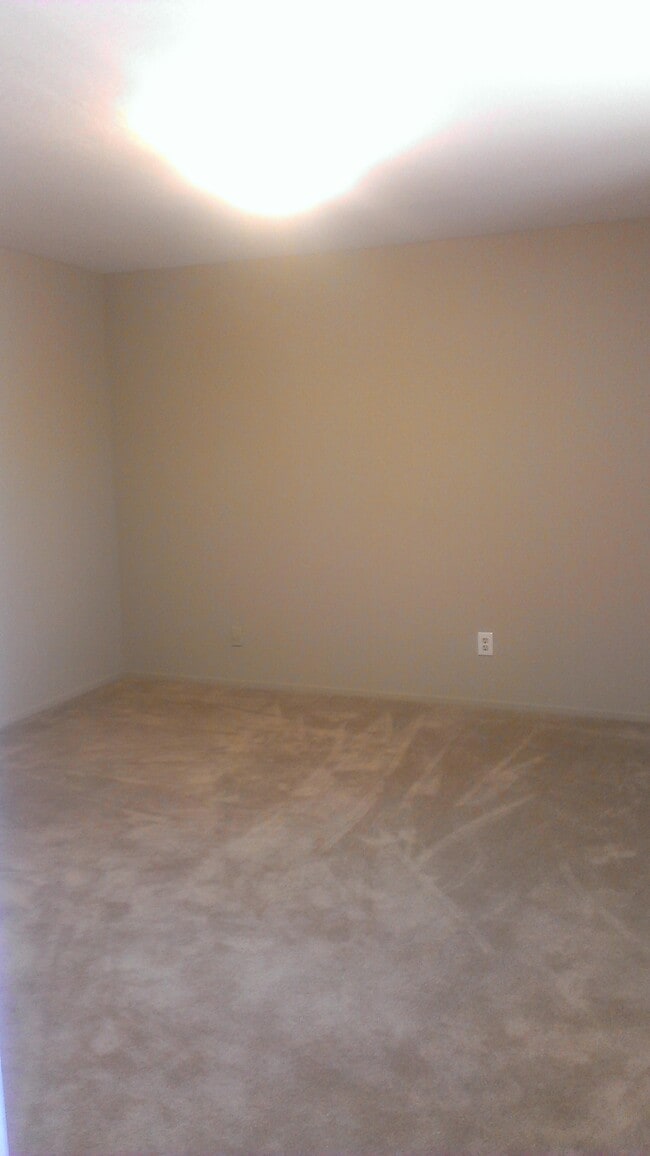 Building Photo - 245 Larson Ln