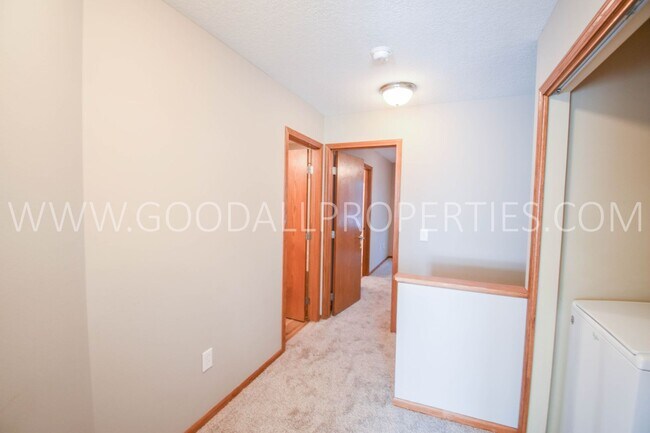 Building Photo - 3 bed 2.5 bath Single Family Home with fenced in yard!