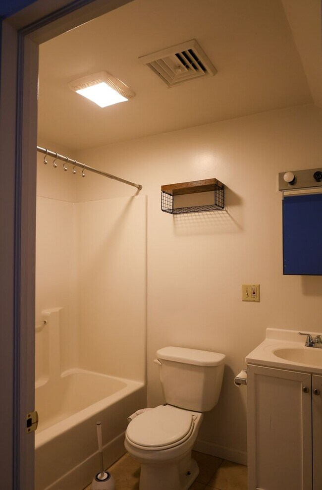 Building Photo - Lovely 4Br 2Bath with In-Unit Washer/Dryer