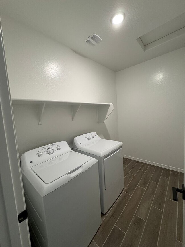 Building Photo - 7606 W Smoketree Dr