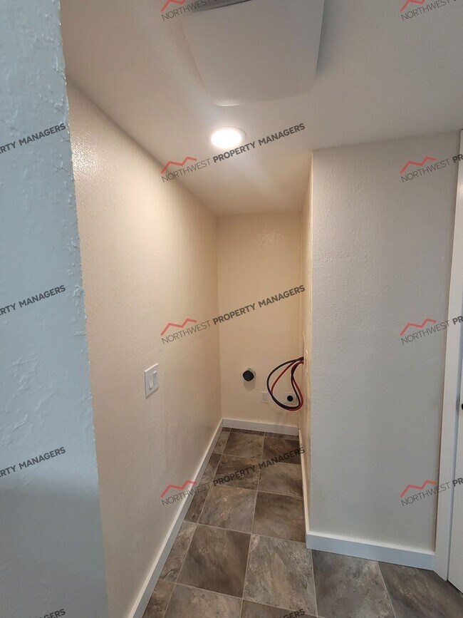 Building Photo - R290