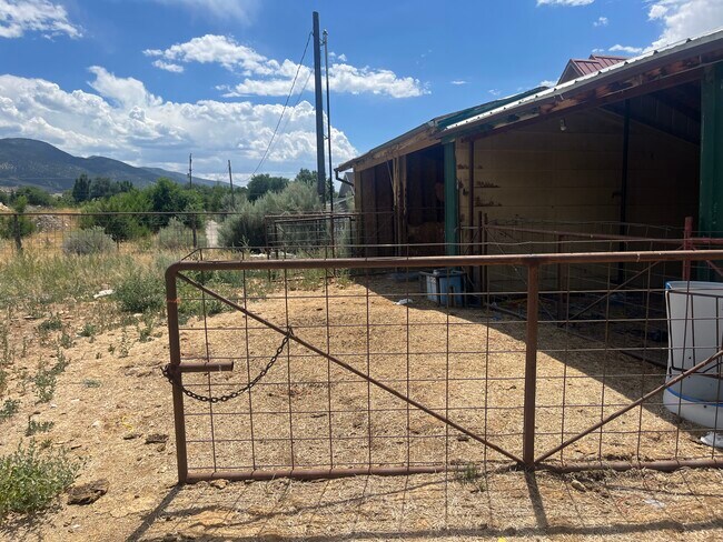 Building Photo - 598 N 300 W