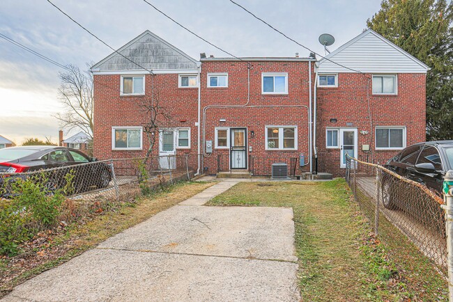 Building Photo - RENOVATED PARKVILLE TOWNHOME 3BR 1.5BA